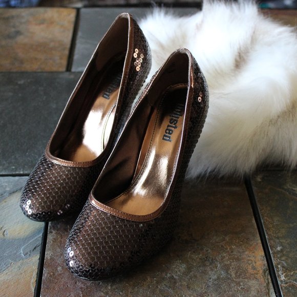 NWT - Unlisted by Kenneth Cole, Bronze Sequin Pump, size 6M - Picture 2 of 7